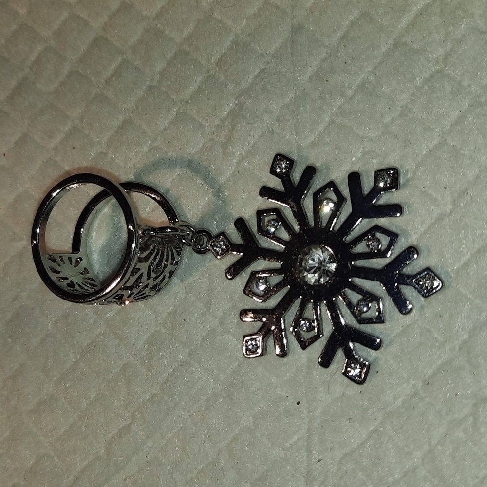 Silvertone Ring with Rhinestones New